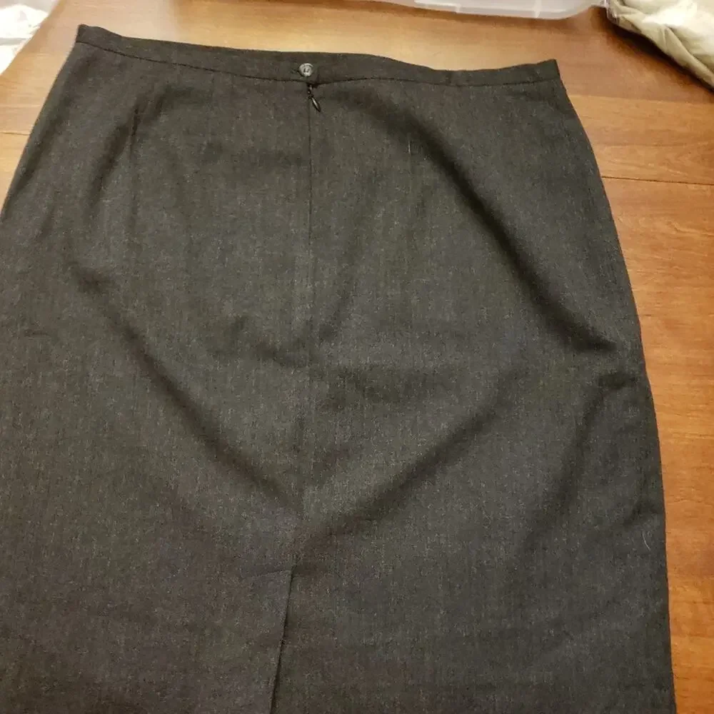 Harve Bernard by Bernard Holtzman 16 dark‎ grey pencil skirt